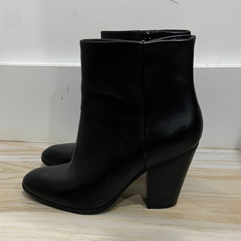 Nine West Hiwayo black leather zip-up ankle boots size 7